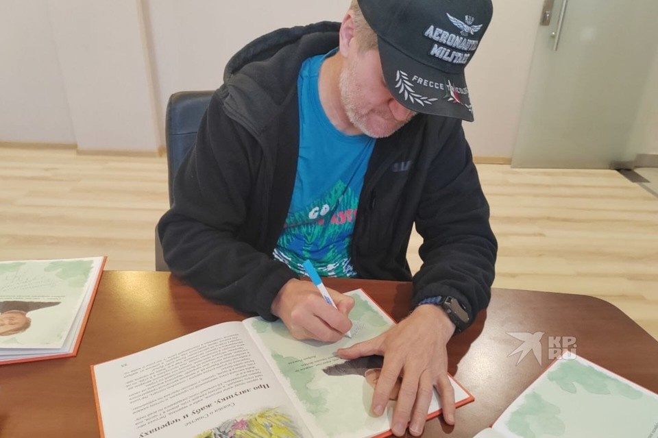    Андрей Рожков подписал книги, участвующие в аукционе. Фото: из архива Евгения Гладких