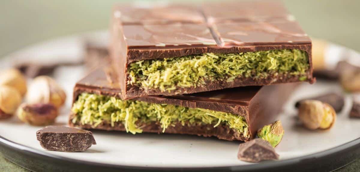    Дубайский шоколад с фисташковой пастой и хрустящим тестом катаифи / © MurzikNata, Getty Images