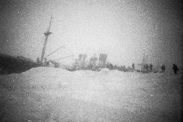 3 февраля в 15 часов 30 минут в 155 милях от мыса Северный и 140 милях от мыса Уэллен «Челюскин» затонул, раздавленный льдами