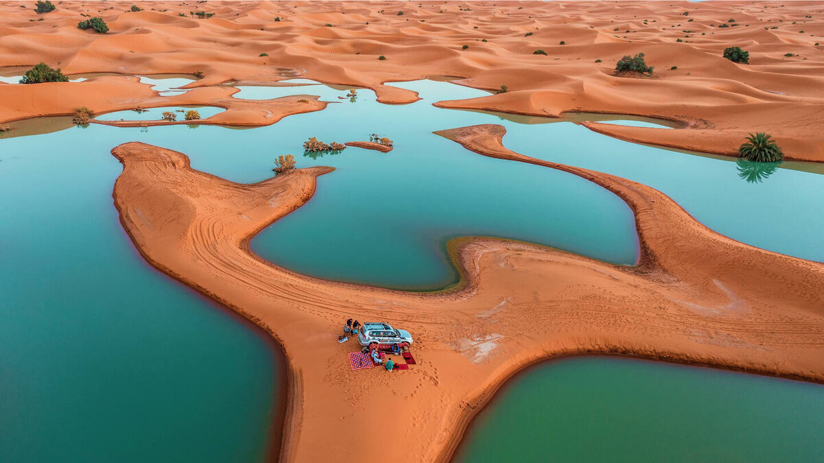     Фото: LAHCENFOTOS/Shutterstock/FOTODOM Под песками Сахары скрывается один из крупнейших в мире пресноводных резервуаров — Нубийский водоносный горизонт
