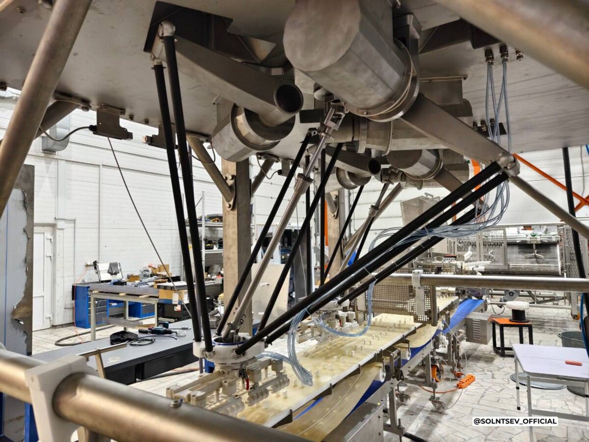    В Оренбурге создали первого в России робота, который укладывает сосиски