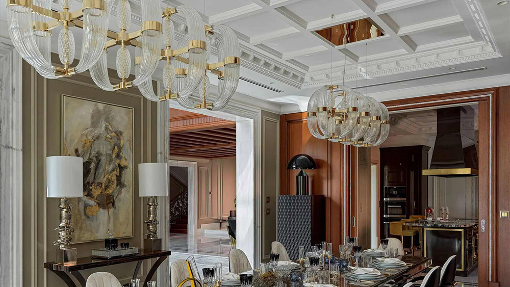 Элегантный интерьер, освещённый итальянскими люксовыми потолочными светильниками — пример дизайна Made in Italy, выбранного 101domus.– Patrizia Garganti