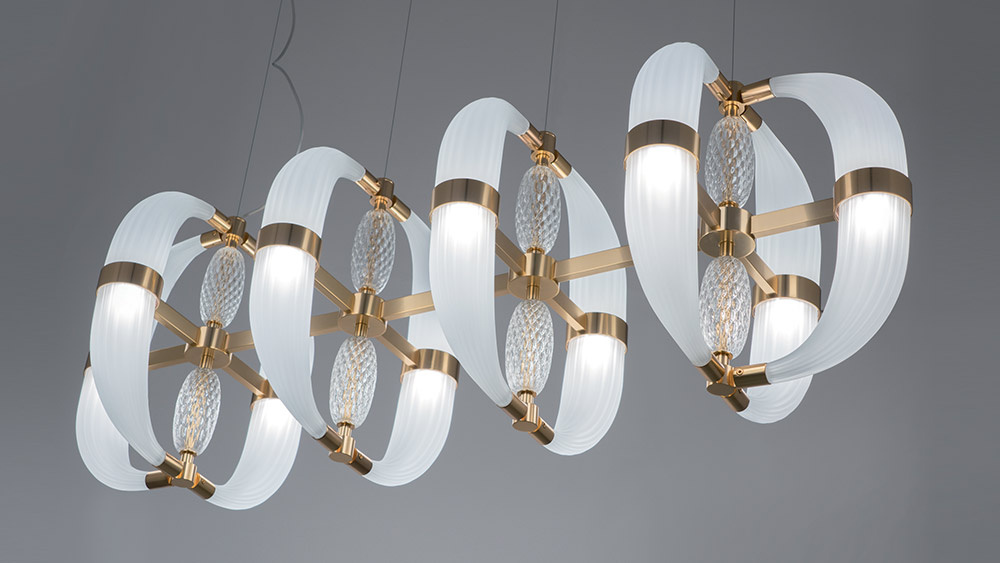 Люстра Coup de Foudre от Patrizia Garganti — пример итальянского ремесленного мастерства, где стекло и металл превращаются в световую скульптуру.