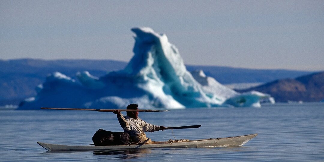Победившие белое безмолвие: трудная жизнь эскимосов на арктических островах и берегах Ледовитого океана.