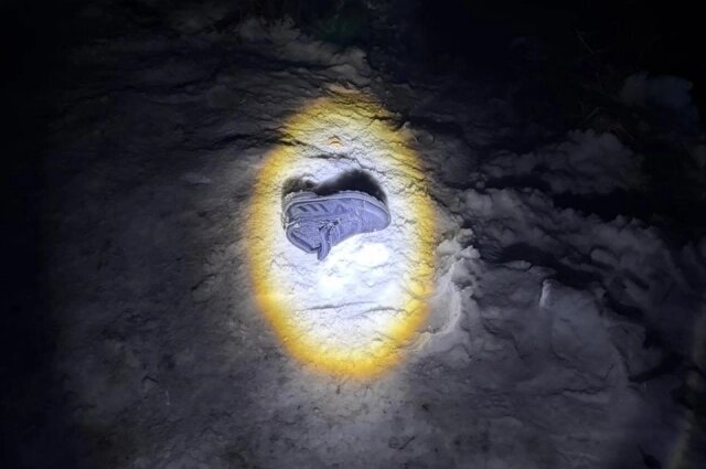 На месте происшествия нашли ботинок одного из подростков. Фото: СУ СКР по Новосибирской области📷
