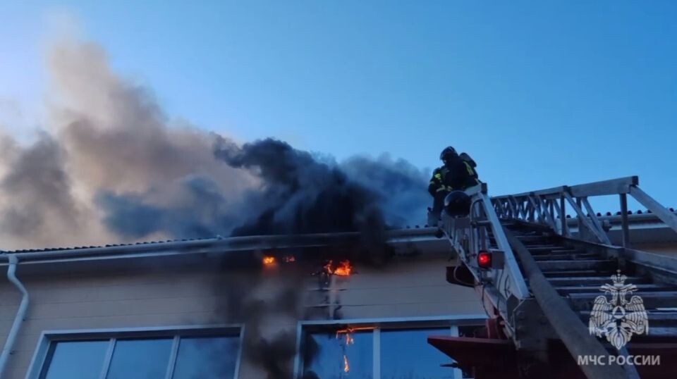    Пожар в спорткомплексе Барнаульской классической школы. Источник: t.me/mchs_altkray