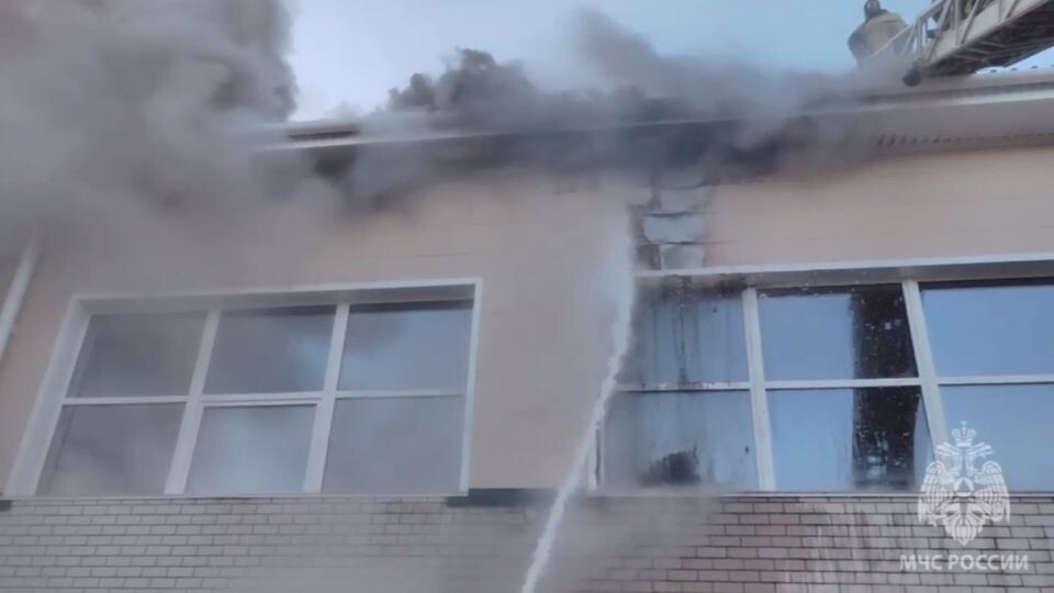    Пожар в спорткомплексе Барнаульской классической школы. Источник: t.me/mchs_altkray