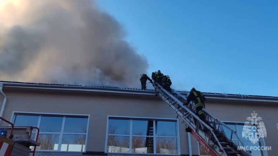    Пожар в спорткомплексе Барнаульской классической школы. Источник: t.me/mchs_altkray