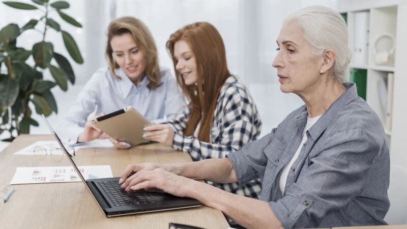     Пожилая женщина работает в офисе за ноутбуком. Фото: ru.freepik.com, автор freepik.