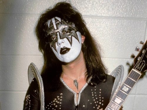 Нас покинул Эйс Фрейли. Чем был известен гитарист группы Kiss?