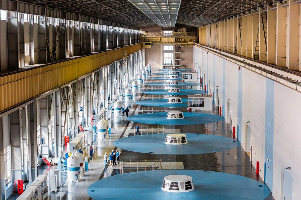 Машинный зал Богучанской ГЭС. Источник: https://photoalbum.rushydro.ru/images/slider/slider14-content-4-2.jpg