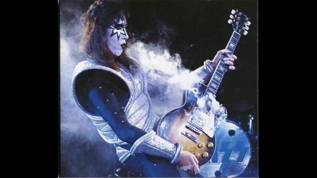 Фрейли с придуманным им эффектом горящей гитары