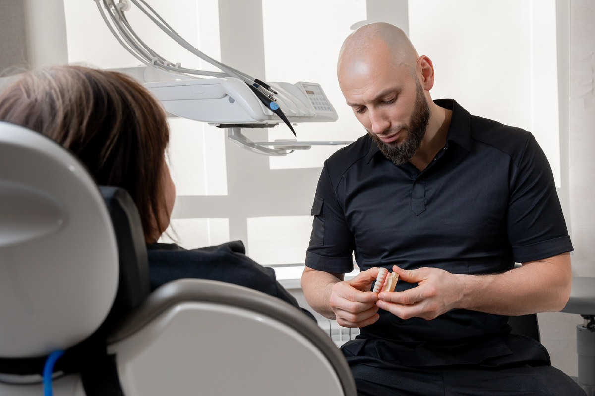 Консультирую пациентку по вопросу протезирования