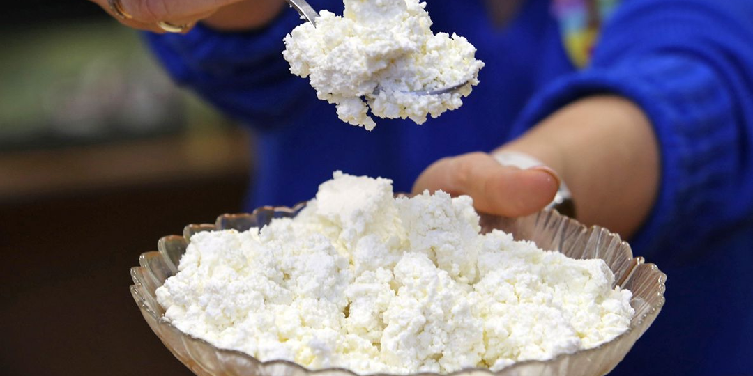 Как отличить настоящий творог от подделки? Смотрите, что ищет в нем наша лаборатория