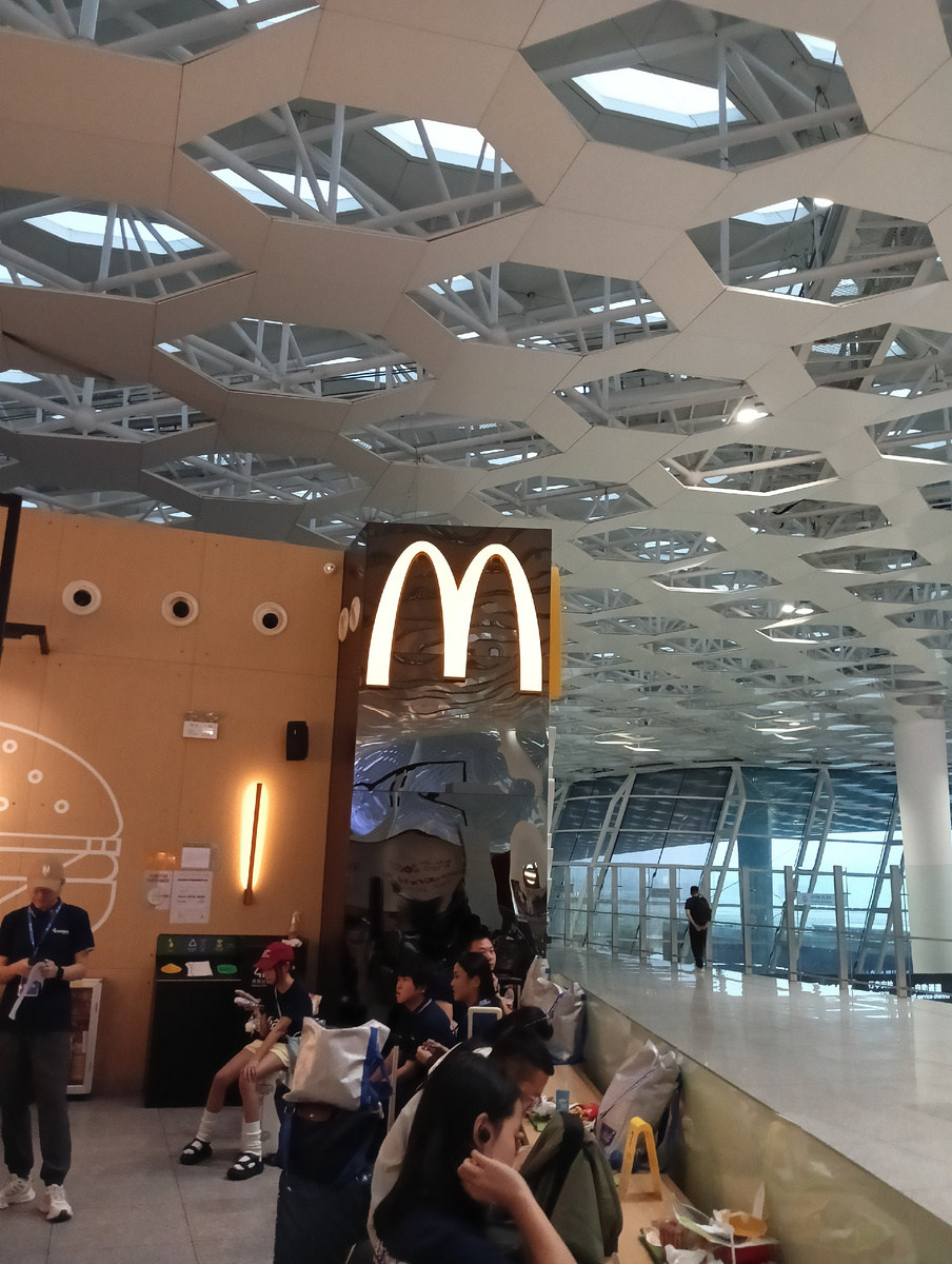 Макдональдс в аэропорту