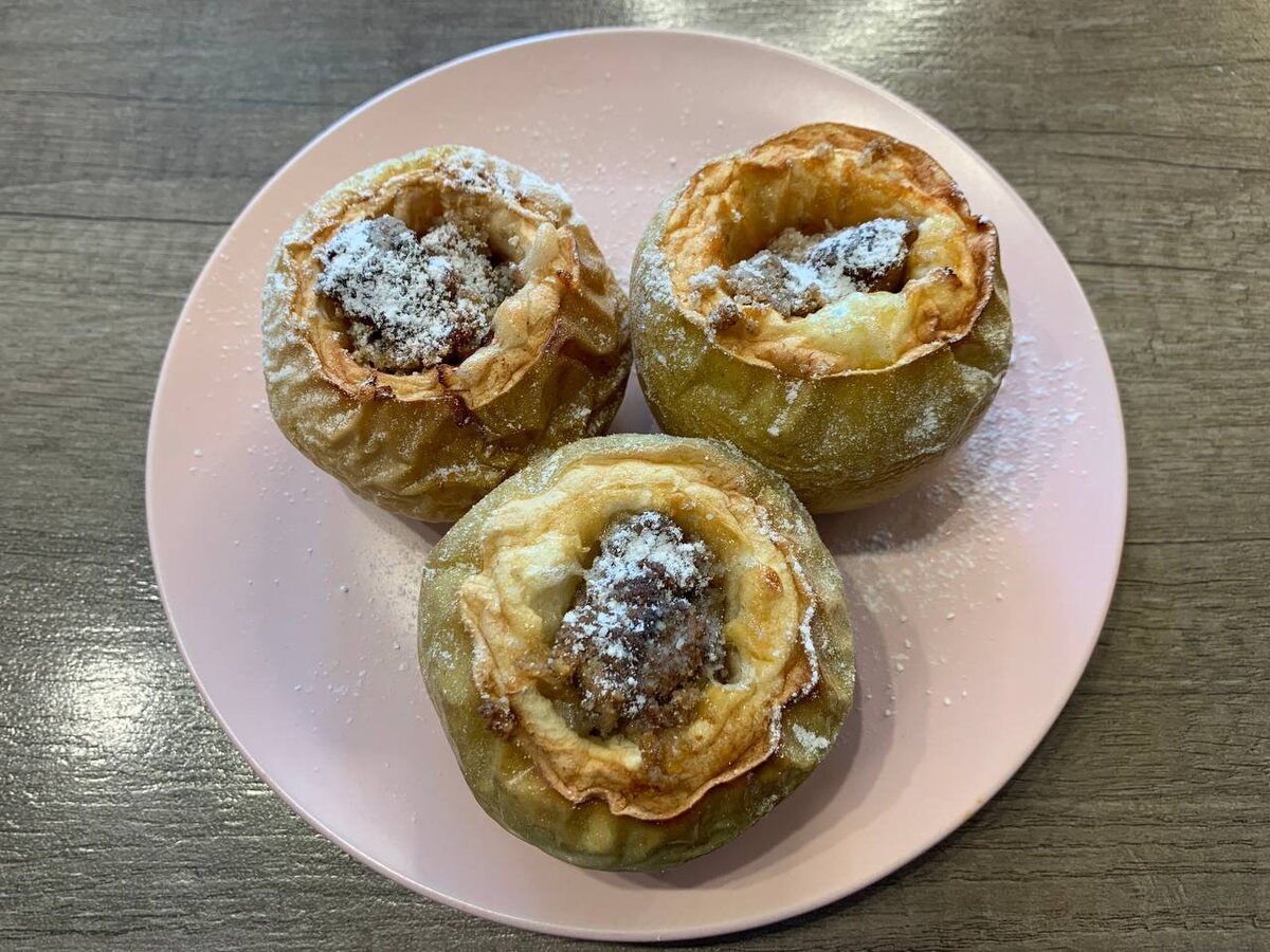 Запеченные яблоки с орехами и медом