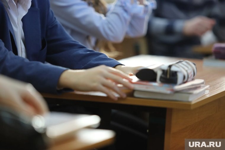    Маргарита Соколова руководит музеем школы №23 Кургана