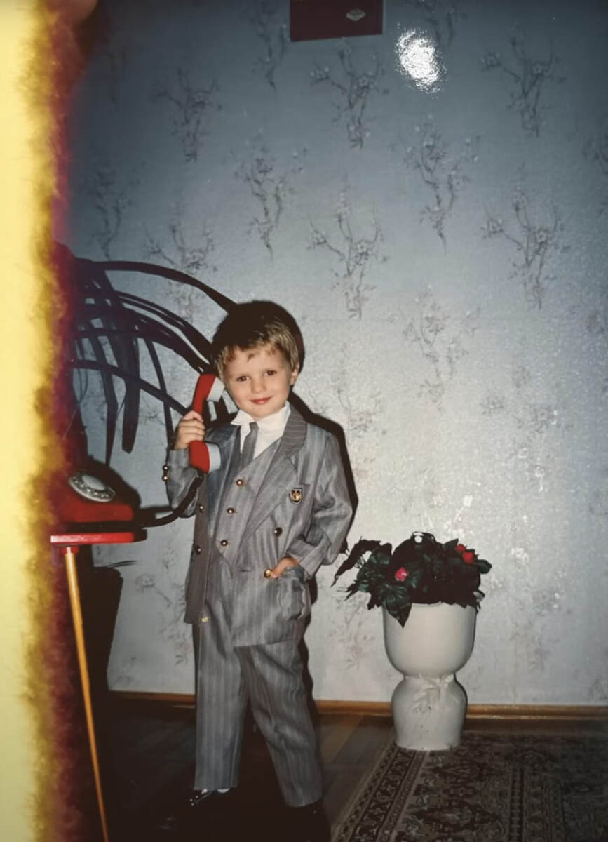    От пребывания в детдоме осталось несколько фотографий да воспоминания о любимых игрушках