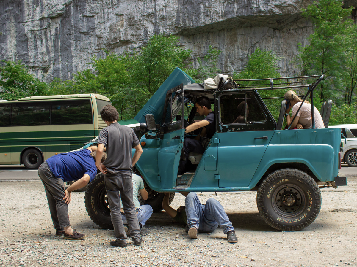 Гиды-экскурсоводы по пути к Рица. Фото Александра Кишиневского, а наша поездка прошла без поломок