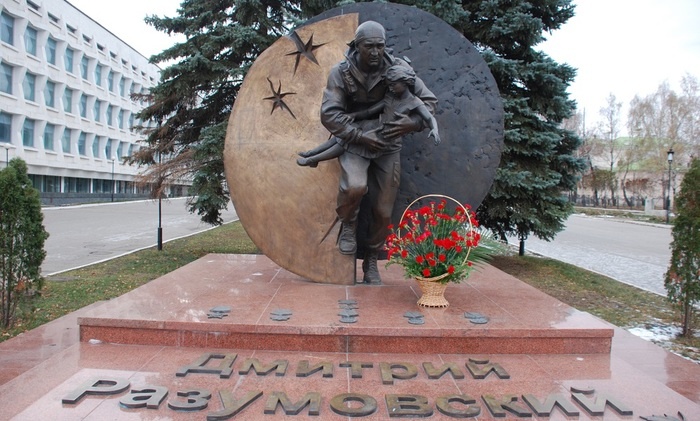    На штурм он шел первым