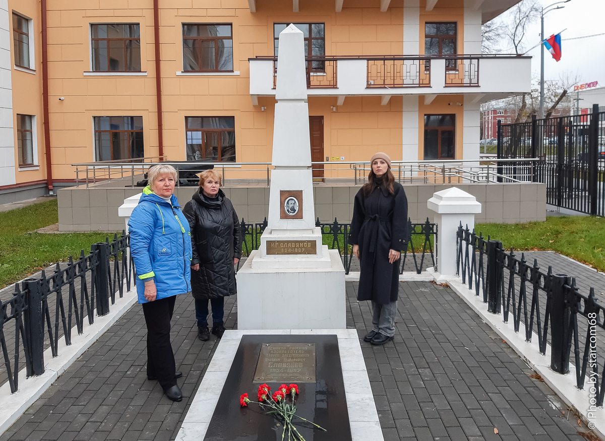 Сотрудники музея Н.Г.Славянова у могилы изобретателя