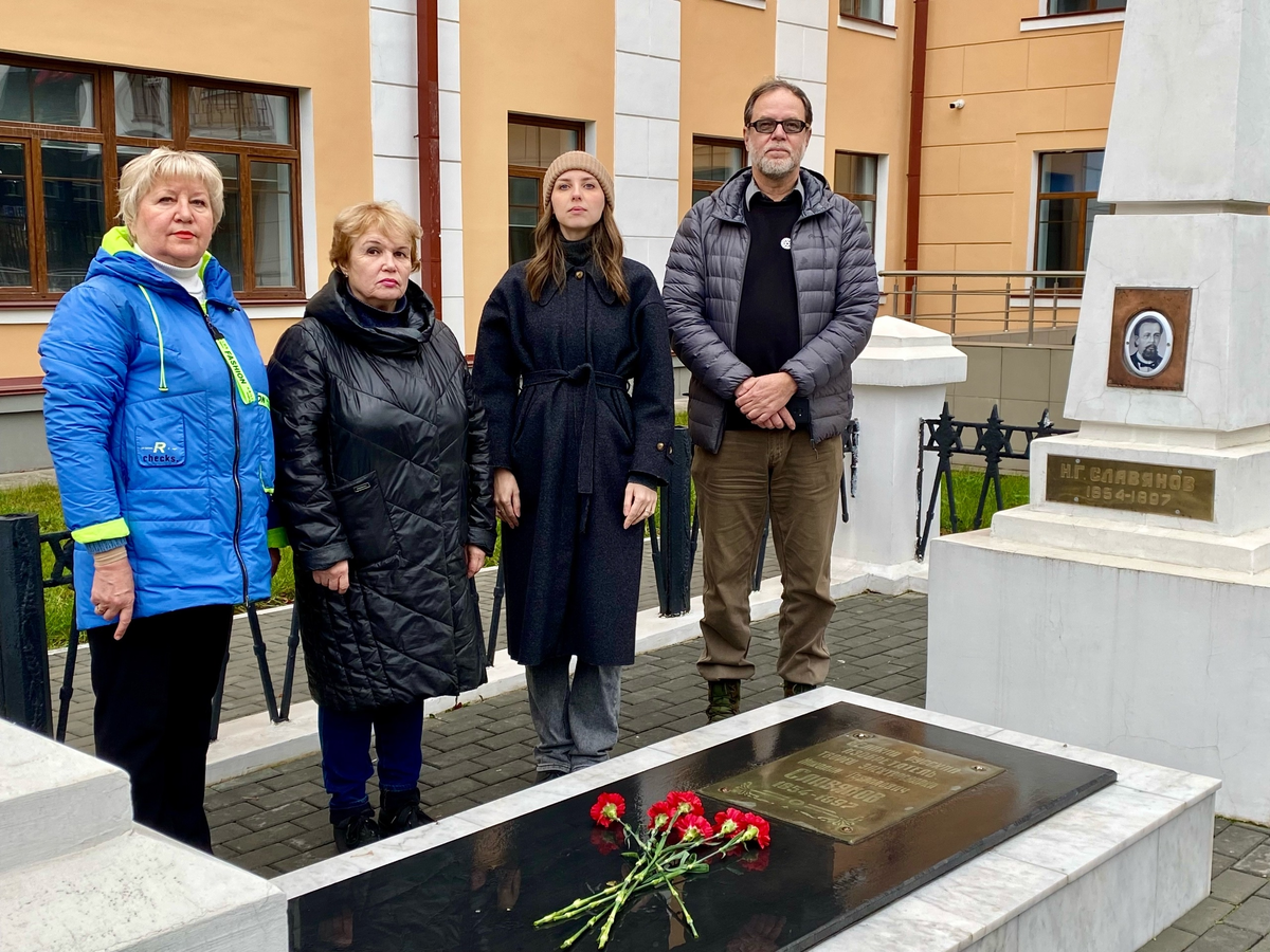 Сотрудники музея Н.Г.Славянова у могилы изобретателя