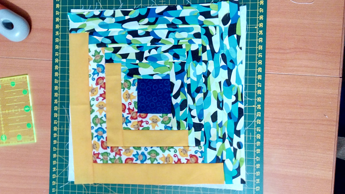 Г.К. "Посмотрите мою работу,почему то не совпали углы основы и полос,в начале положила квадрат точно по заутюженным линиям.Переделывать или так оставить?" 7 сентября 2018 г. 