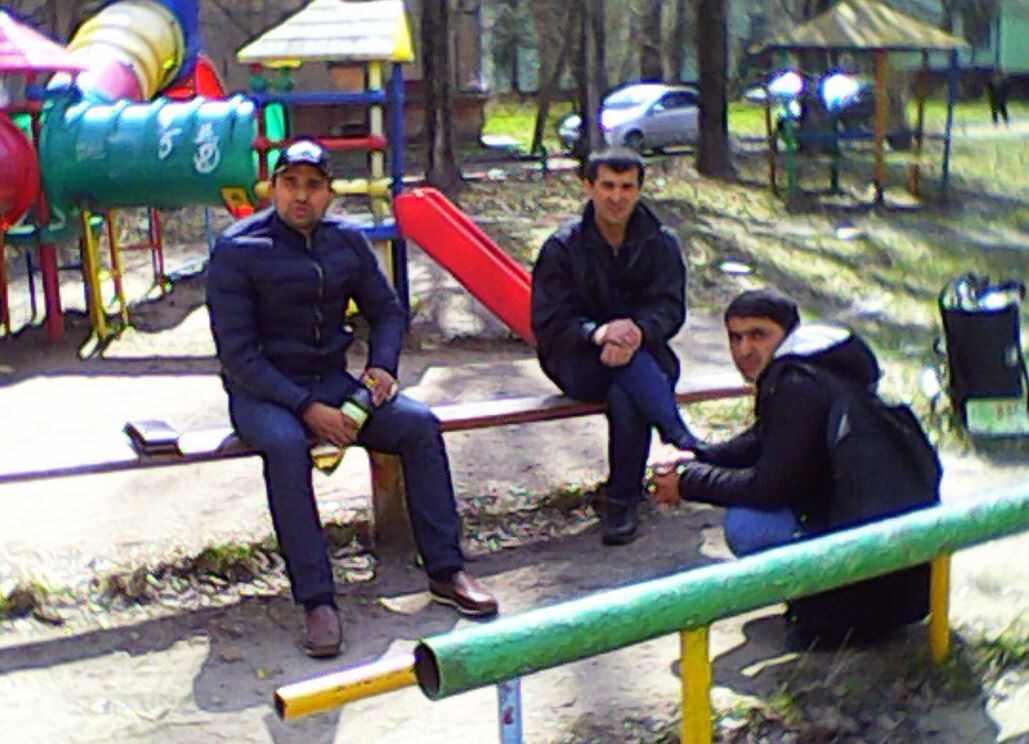 Мигранты на детской площадке (иллюстрация из открытых источников)