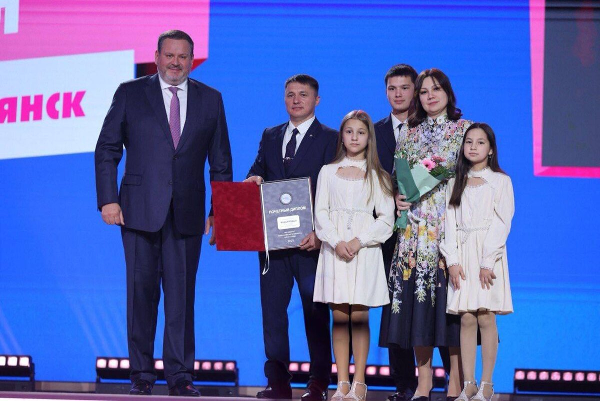    Губернатор Югры отметил семью из Югры, которая стала «Семьей года»