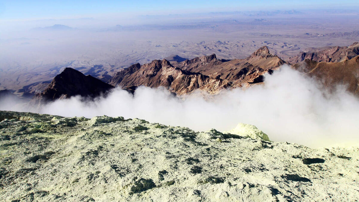     Фото: Habiburstock99/Shutterstock/FOTODOM Новые научные данные свидетельствуют о неожиданном пробуждении вулкана Тафтан на юге Ирана, который считался полностью потухшим на протяжении сотен тысяч лет