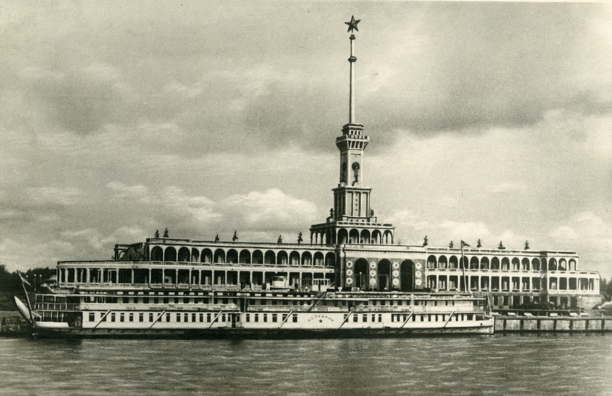 В год открытия