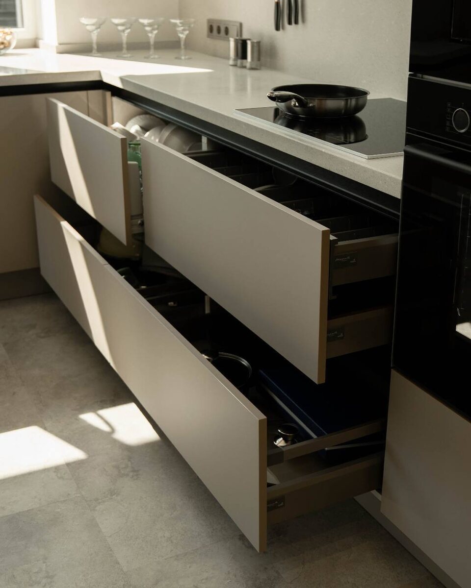 Функциональные нижние секции с удобным хранением в реализованном проекте "Марии"