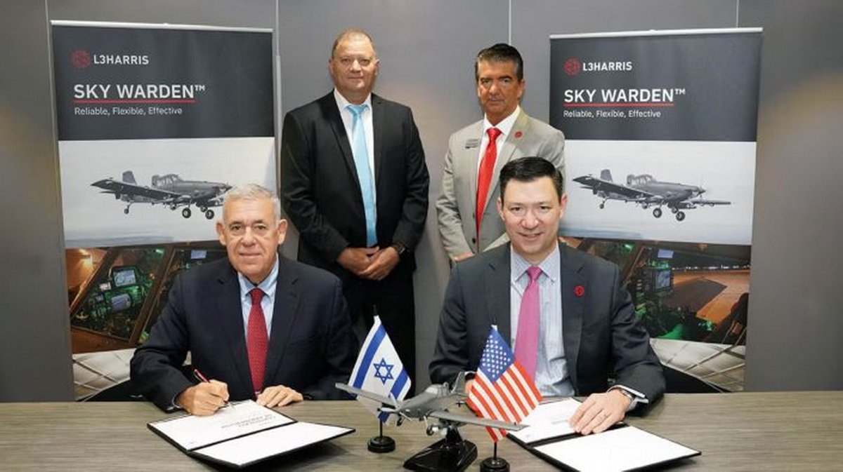 Представители компаний L3Harris и Israel Aerospace Industries (IAI) после подписания соглашения о стратегическом партнерстве для совместной реализации израильской программы лёгкого ударного самолёта Sky Warden. Фото представлено L3Harris и IAI