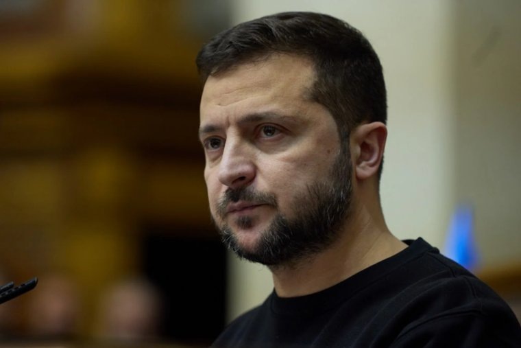    У трапа Зеленского встречали жена и пилот