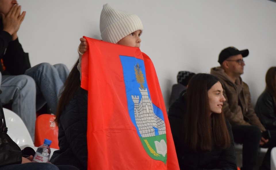    Поддержать спортсменов собрались любители хоккея от мала до велика Елена Зябкина