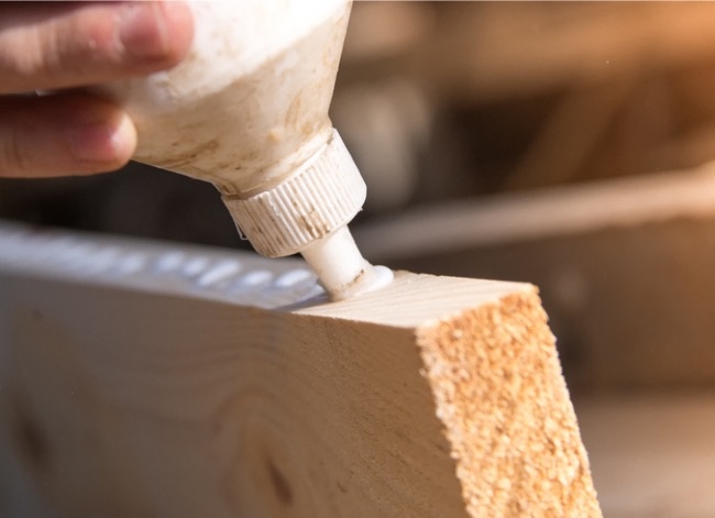 https://www.bobvila.com/wp-content/uploads/2021/07/how-long-does-wood-glue-take-to-dry-application.jpg