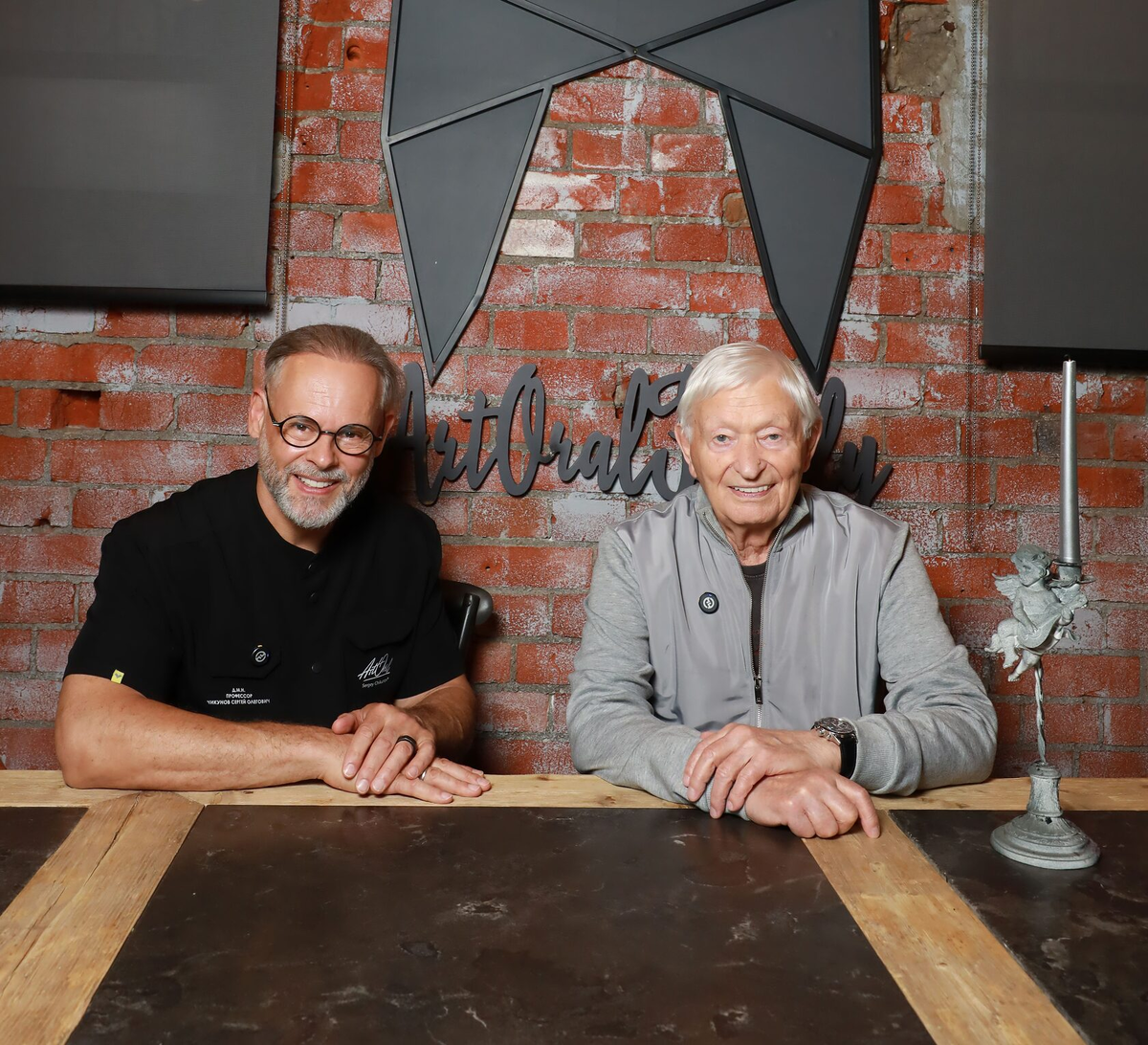 Сергей Чикунов, основатель клиники «Арт Ораль», доктор медицинских наук, профессор. Профессор кафедры ортопедической стоматологии Первого МГМУ им И.М.Сеченова. Николай Агутин, советский и российский певец, поэт-песенник, композитор, организатор концертов, музыкальный критик.