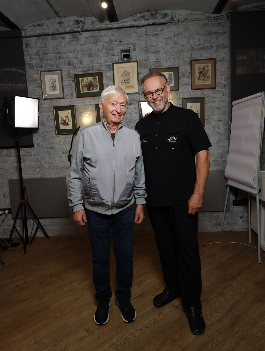 Николай Агутин, советский и российский певец, поэт-песенник, композитор, организатор концертов, музыкальный критик. Сергей Чикунов, основатель клиники «Арт Ораль», доктор медицинских наук, профессор. Профессор кафедры ортопедической стоматологии Первого МГМУ им И.М.Сеченова.