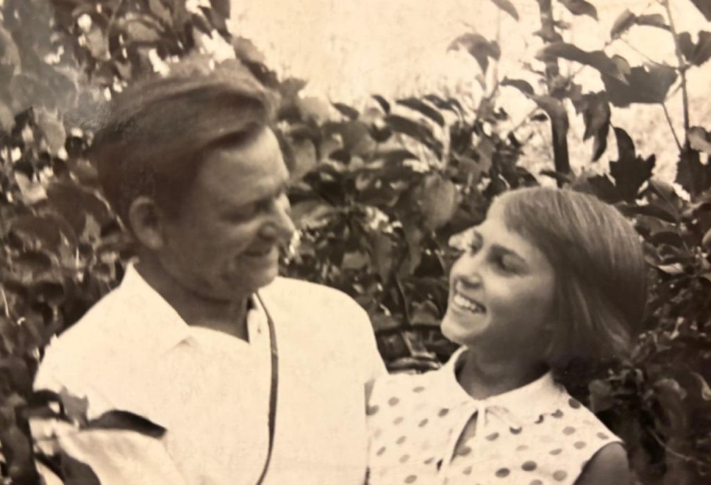    А.К. Коба с дочерью Маргаритой. Газета "Земля"