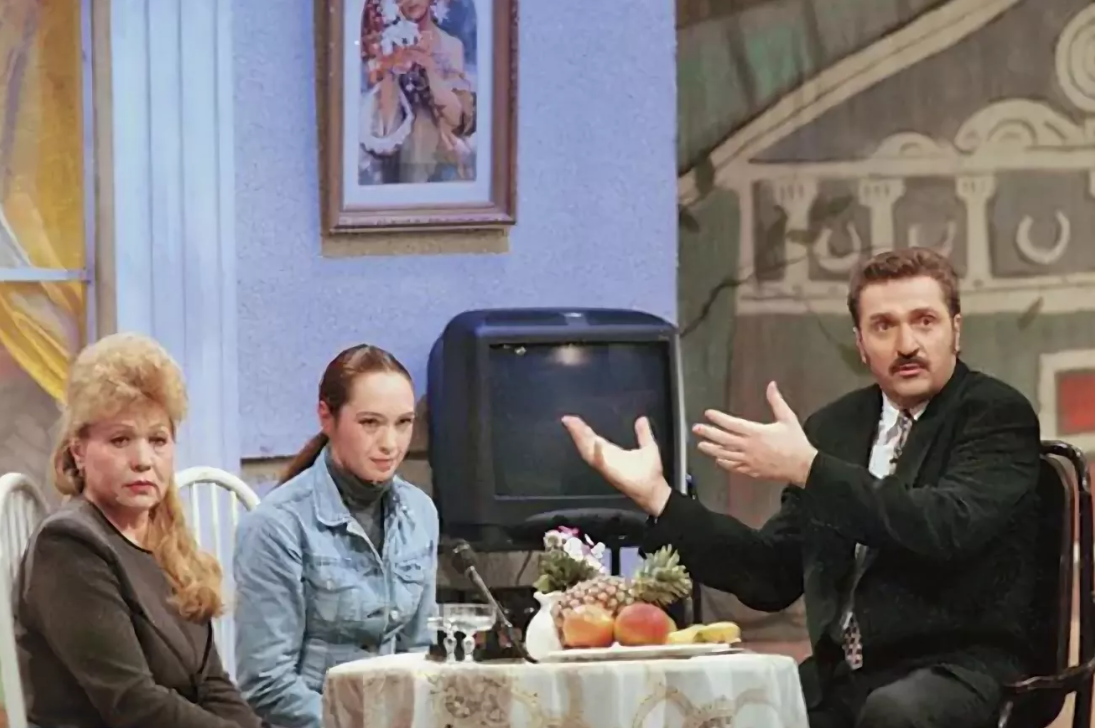 Кадр из телевизионной программы используется в информационных целях для анализа формата и визуального стиля эпохи. Права на видео принадлежат телекомпании-производителю.