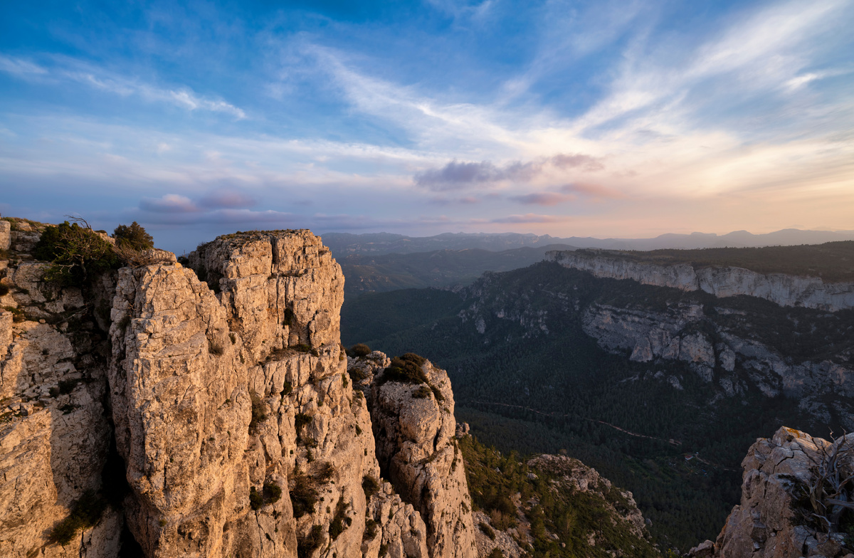 Источник https://www.zastavki.com/pictures/originals/2021Nature___Mountains_Beautiful_view_from_a_high_cliff_in_the_sun_156047_.jpg