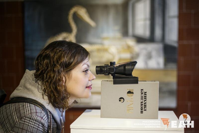    ЕАН / Девушка на выставке