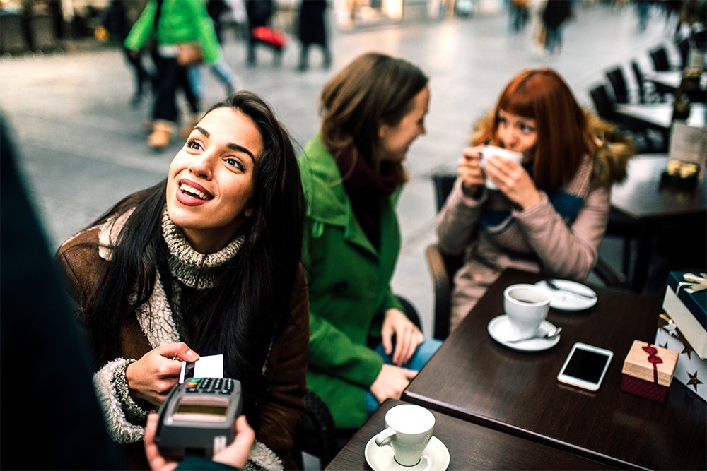    В погоне за иллюзией яркой жизни молодые люди готовы тратить последнее и влезать в долги. / Getty Images
