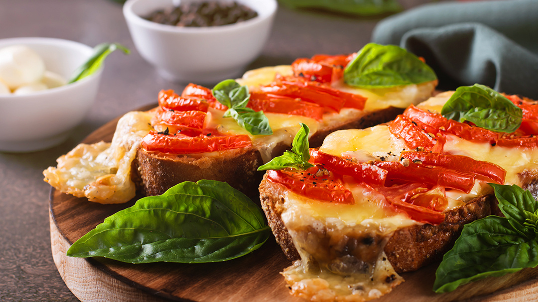  Хрустящий багет, несколько кружков помидора, щепотка орегано и слой сыра