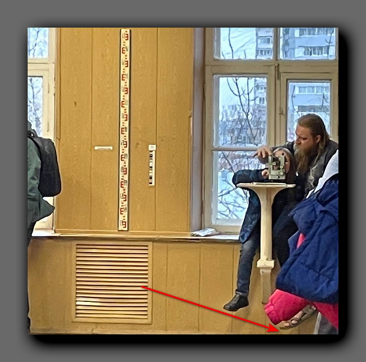 Эту фотографию в ноябре 2022-го мне прислал один из студентов МИИГАиКа. Обратите внимание - за окном уже лежит снег, а Евгений Тепляков по-прежнему в любимых сандалиях на босу ногу