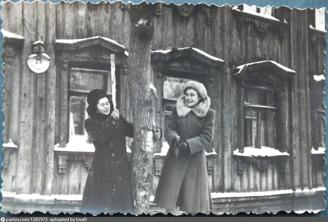 Большая Пионерская, 25, 1957 год. Жительница дома (слева) с сосулькой в руке и её подруга.
Автор: Неизвестный. Из архива Александра Фролова.
,