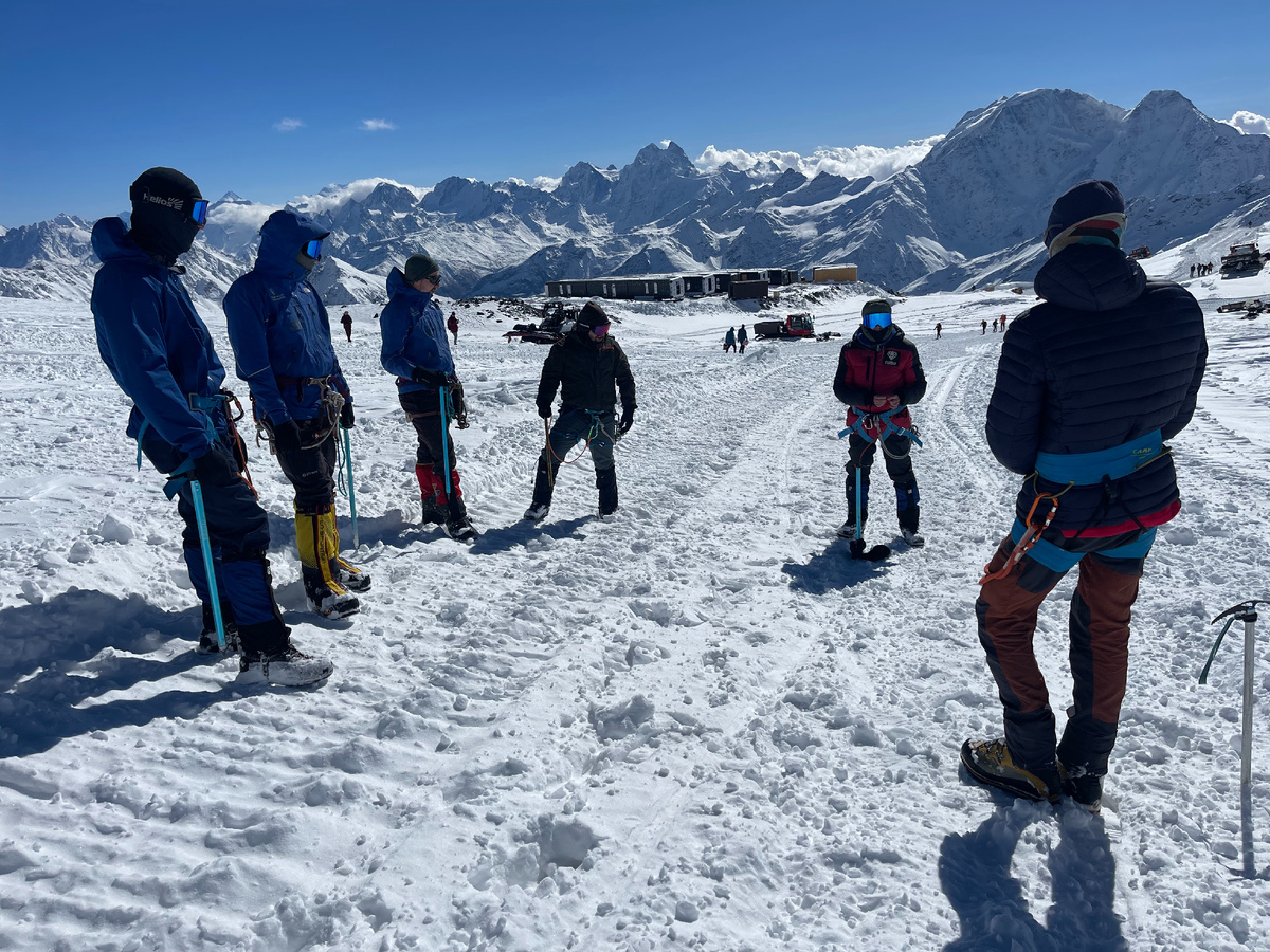 Снежно-ледовые занятия с Elbrus Expert 