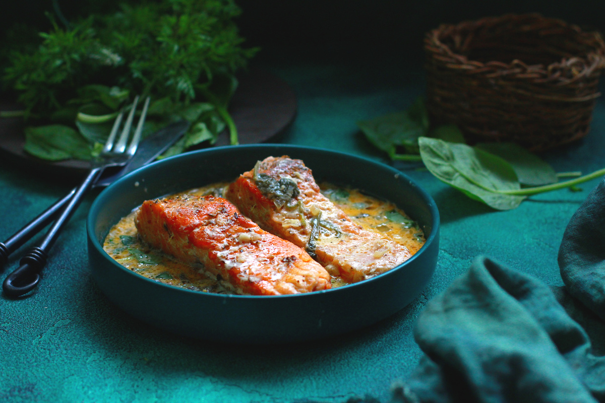 Лосось в шпинатном соусе от Елены Некрасовой: https://t.me/urbanistka_vl