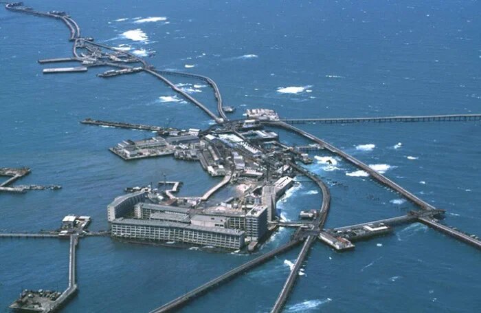 Нефтяные камни - город на буровых платформах. 