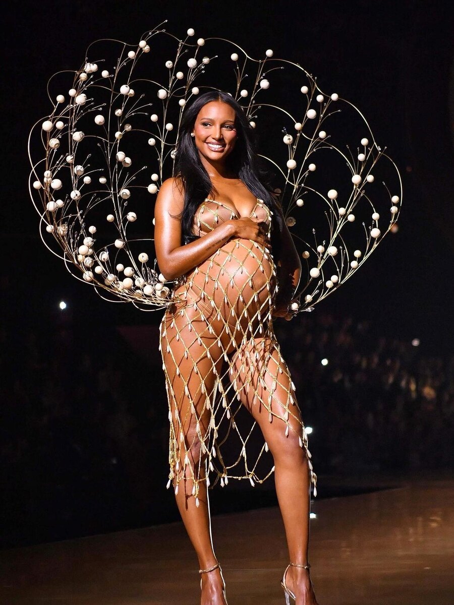 Фото: Жасмин Тукс шоу Victoria’s Secret 2025